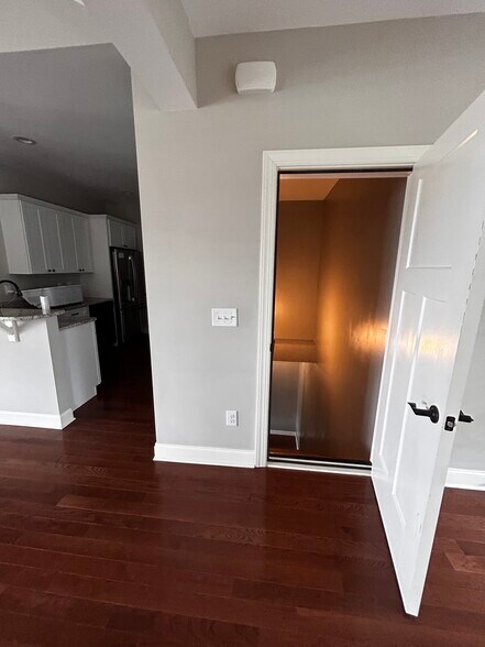 Access to basement apartment - 4 Southern Way Ln