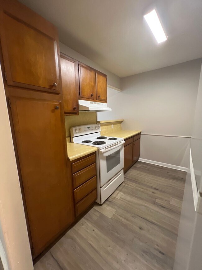 Building Photo - Newly Renovated 2B\1B Apartment Available in Lake Charles