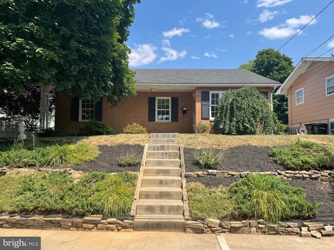 Primary Photo - 332 Parkway St