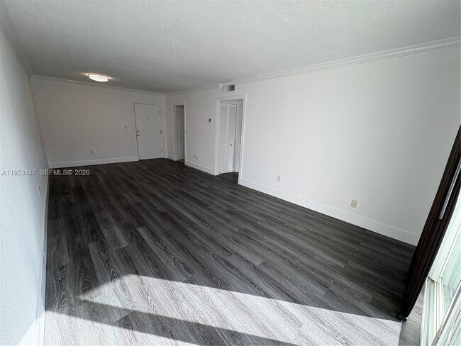 Building Photo - 633 S Royal Poinciana Blvd