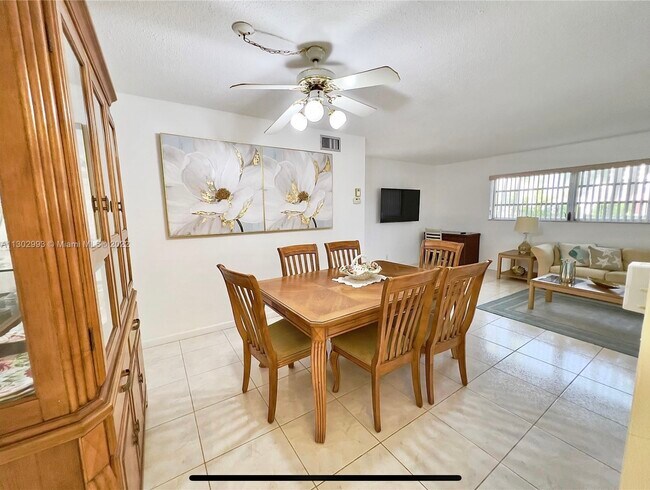 Building Photo - 1707 E Hallandale Beach Blvd