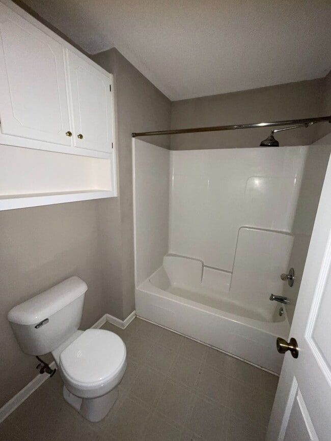 Building Photo - Briarwood West!!!   FULL PAINT!!!   FIREPLACE!!