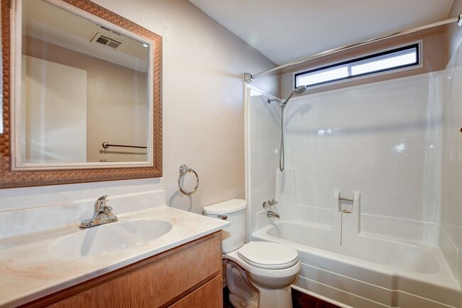 Building Photo - 2 bed, 2 bath Home in Prescott!