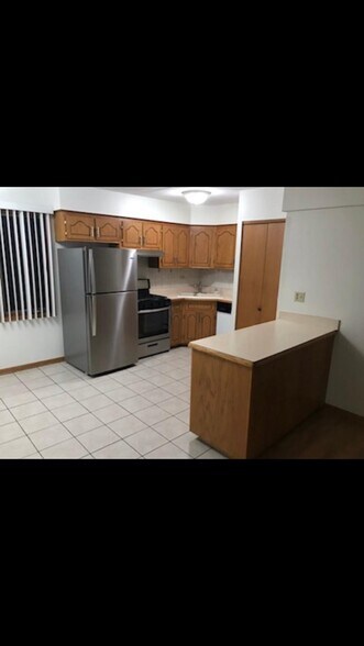Building Photo - 9825 Ridgeland Ave