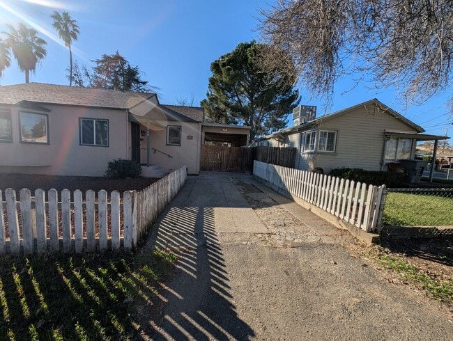 Building Photo - 3 Bedroom 1 Bath Near Redding Library