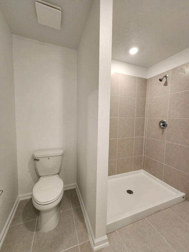 Building Photo - GORGEOUS 4-Bedroom Home in Lake Wales