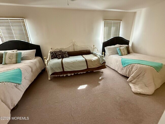 Building Photo - 102 W Colony Rd