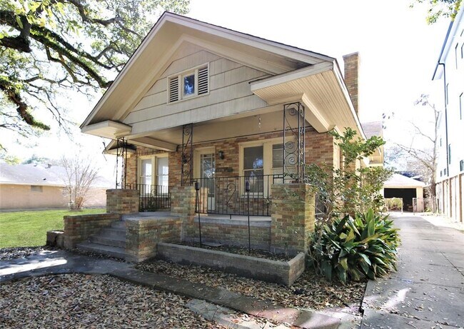 Primary Photo - 1210 La Rue St