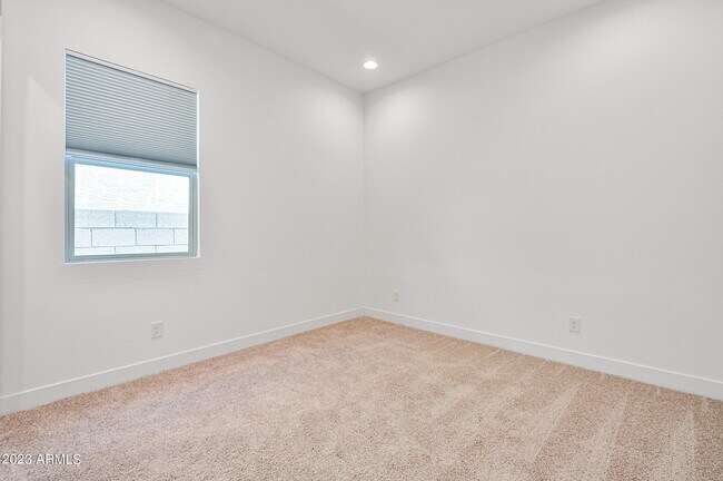 Building Photo - 8725 W Wagon Wheel Dr