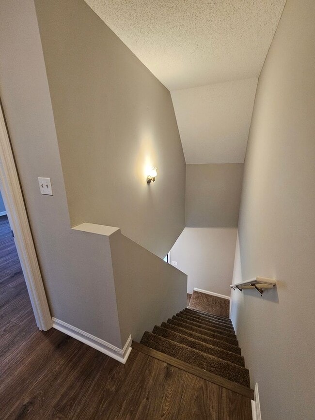 Building Photo - 2 Bedroom 2 Bath condo Powell available for immediate move in!