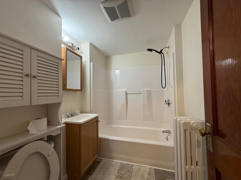 Building Photo - 42 Madison St