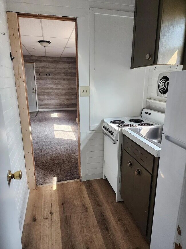 Building Photo - "Charming 1-Bed Gem in Virginia, MN – Perfect for Cozy Living!"