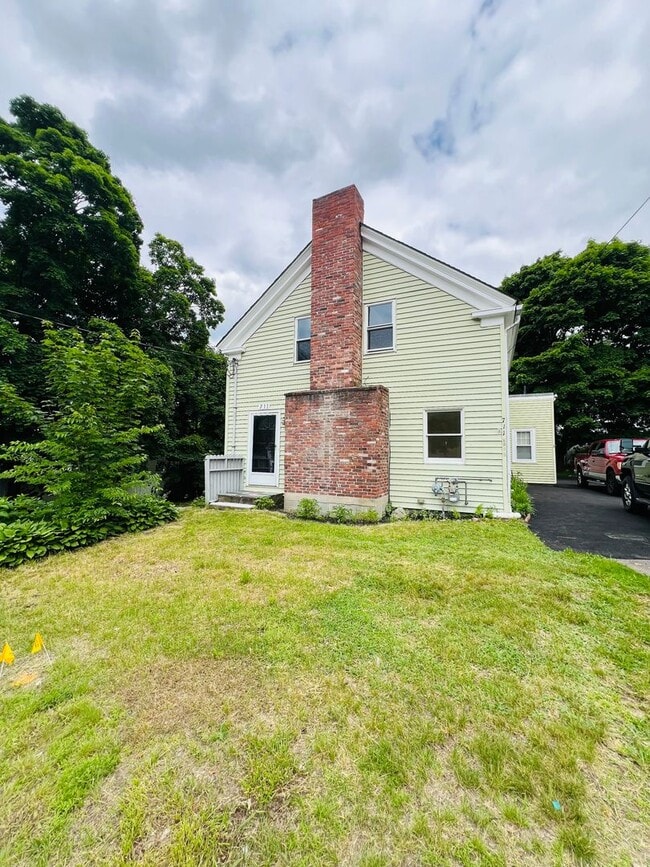 Building Photo - 711 Pleasant St