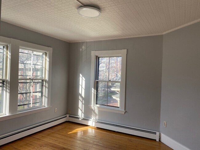 Building Photo - 204 Banks St