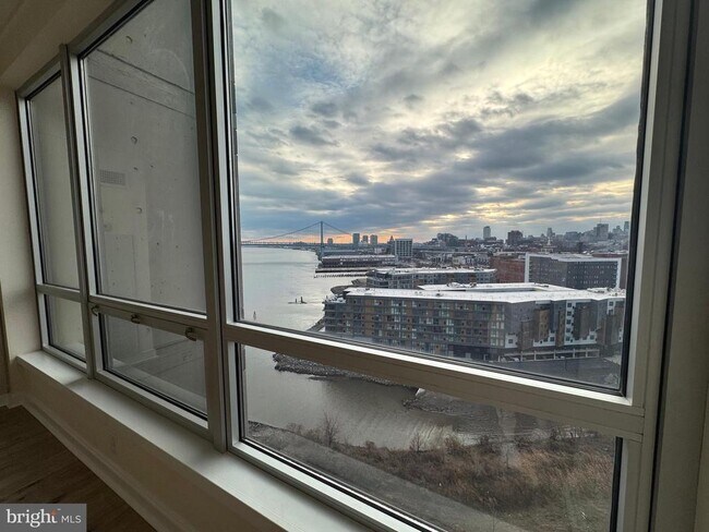 Building Photo - 901 N Penn St