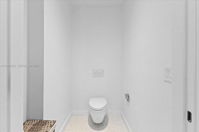 Building Photo - 700 NE 26th Terrace