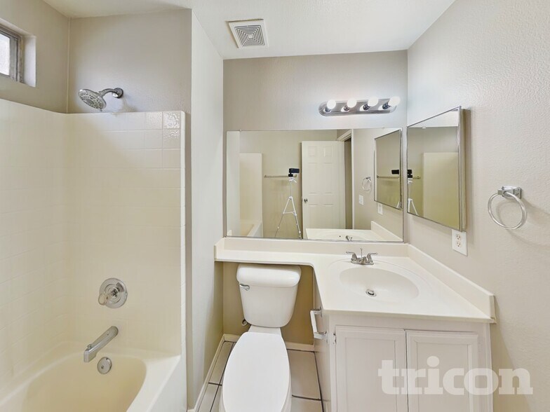 Building Photo - 5703 Roundrock Dr
