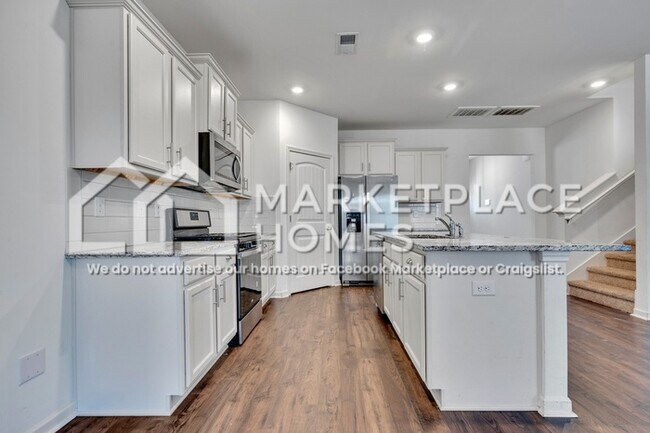 Building Photo - 1027 Park View Dr