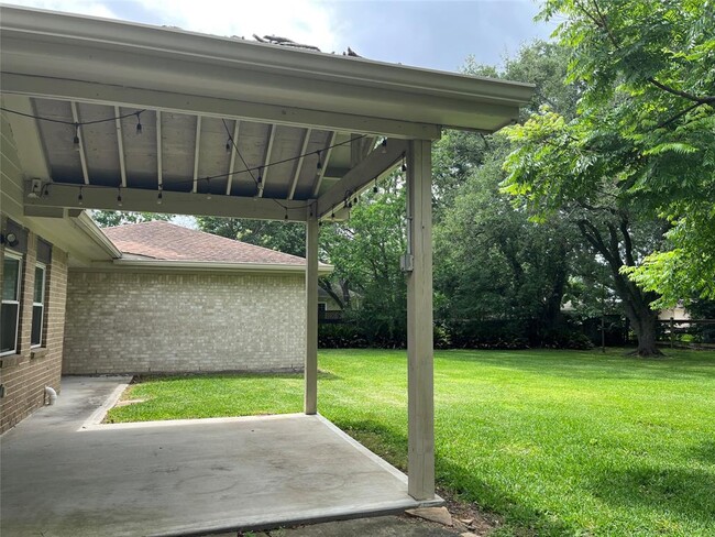 Building Photo - 304 S Shadowbend Dr