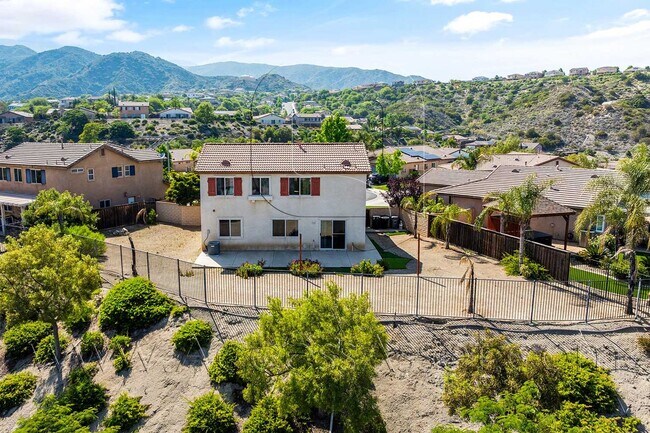 Building Photo - Large 4 Bed/3 Bath Home with an Incredible View!