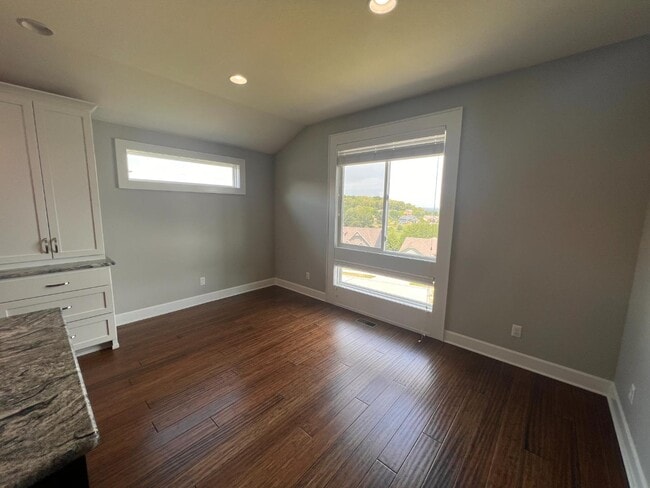Building Photo - 627 N Daylily Dr