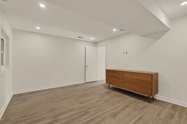 Building Photo - Bright and Spacious Terrace Level 2br in Mt. Pleasant!