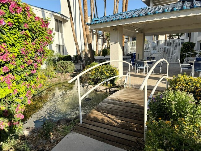 Building Photo - 1800 Club House Dr