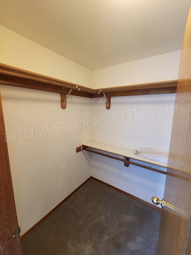 Building Photo - 4+ Bedroom Tigard Home With a Beautiful Vi...