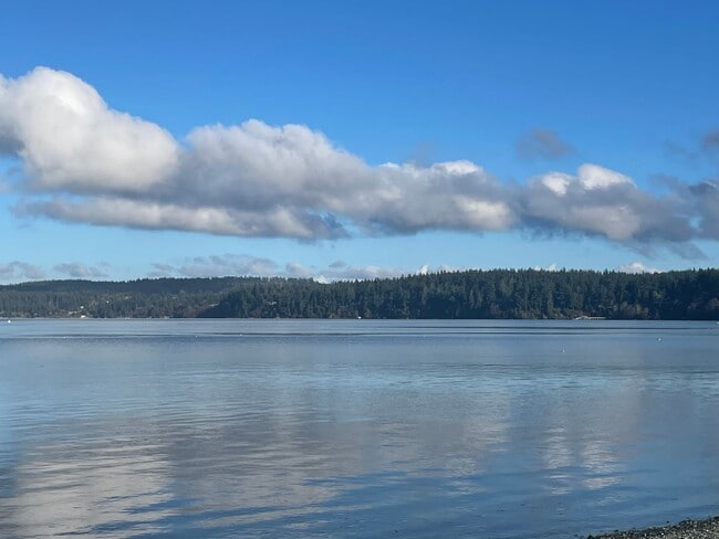 Building Photo - Single Level Freeland Home and Pet Friendly!