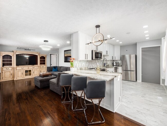 Building Photo - 2545 Vanderberg Ave