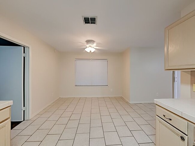 Building Photo - No Application Fees* $500 Off 1st Month Rent*