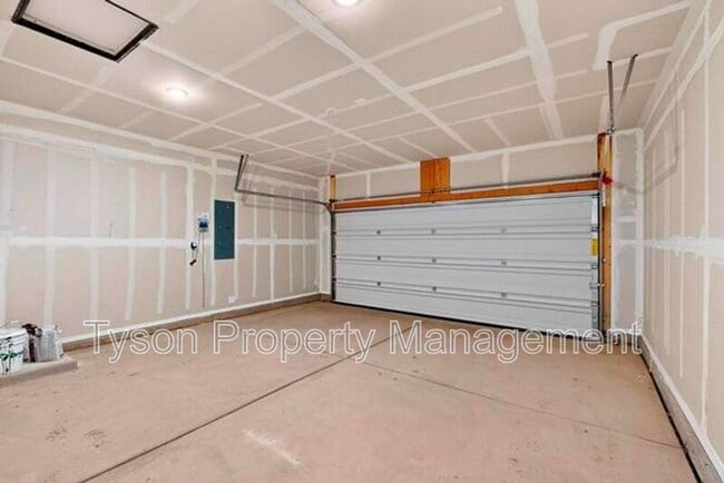 Building Photo - 247 Needle Ave SW