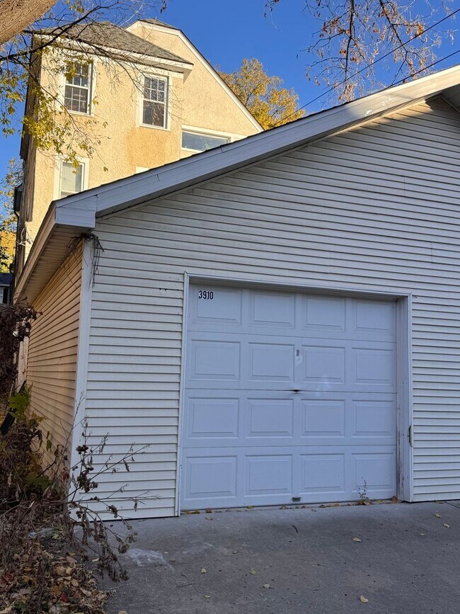 Building Photo - 3910-3912 Thomas Ave South