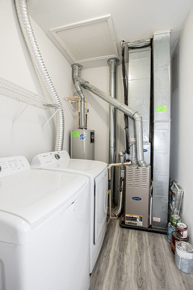 Building Photo - Stunning Two Bedroom, Two Bathroom Apartme...
