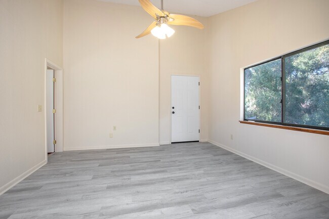 Building Photo - 5735 Fox Hollow Rd