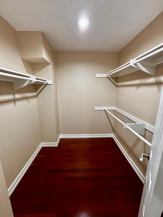 Building Photo - Updated and Spacious 2 bed 1.5 bath