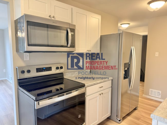 Building Photo - 3 Bedroom 1 Bath Apartment - newly remodeled