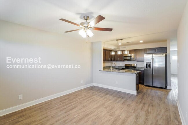 Building Photo - 3 Bed/3 Bath Townhome with Carport / Pet-Friendly / Vouchers Accepted / Available Now!