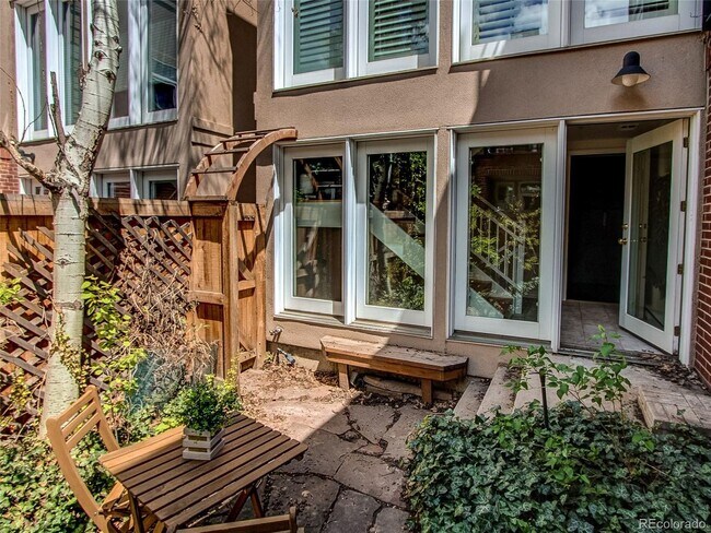 Building Photo - Gorgeous Cherry Creek Townhome - 2 bed 2 bath with 1 car garage