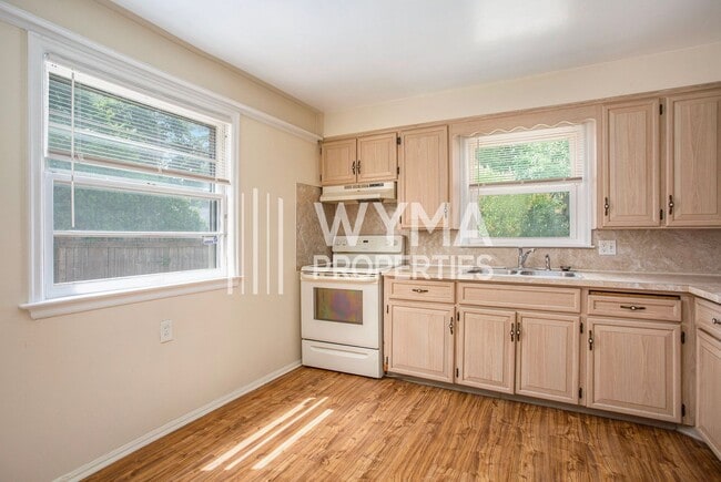 Building Photo - AVAILABLE MID-JULY!! 3 Bedroom, 1.5 Single...