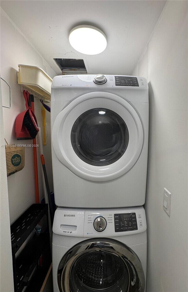 Building Photo - 1755 E Hallandale Beach Blvd