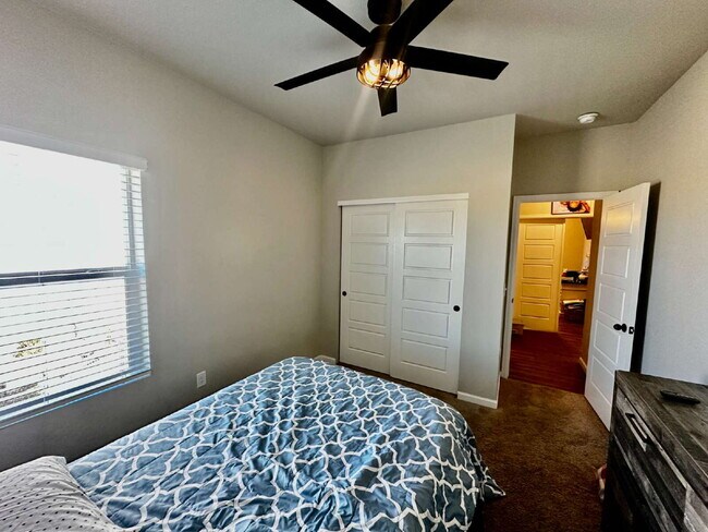 Building Photo - "Experience Spacious Living: 5-Bed, 3-Bath...