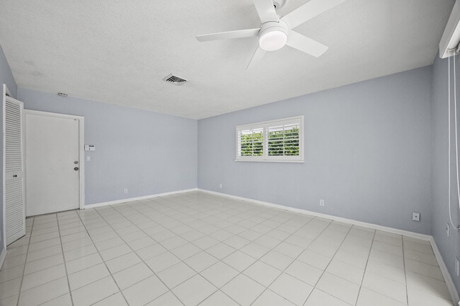 Building Photo - 1322 Walnut Terrace