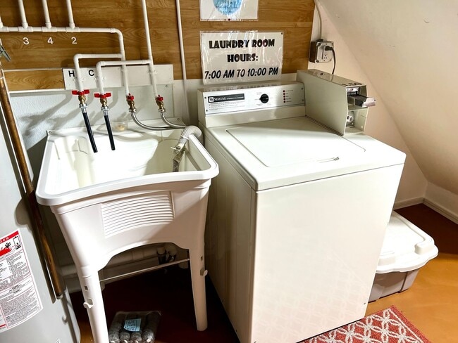 Building Photo - 676 N Davis St