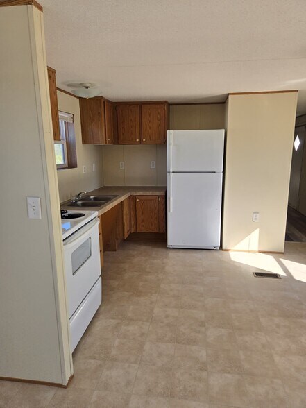 Building Photo - 304 E Maxanna Blvd