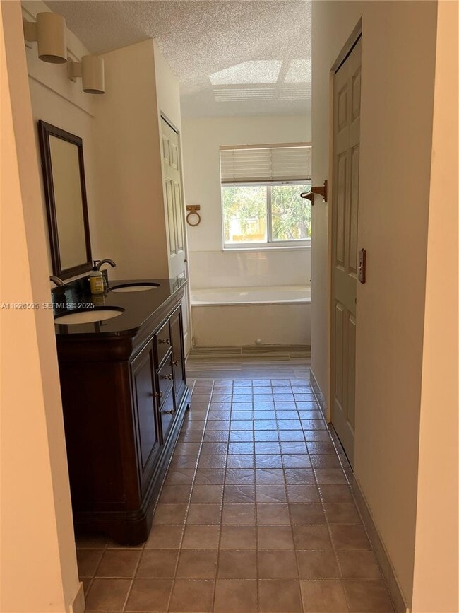 Building Photo - 11383 Lakeview Dr