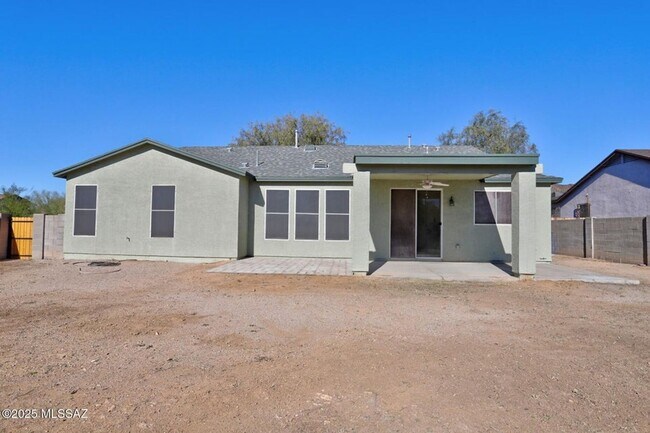 Building Photo - Lovely 4 bedroom, 2 bath home with 2 car garage