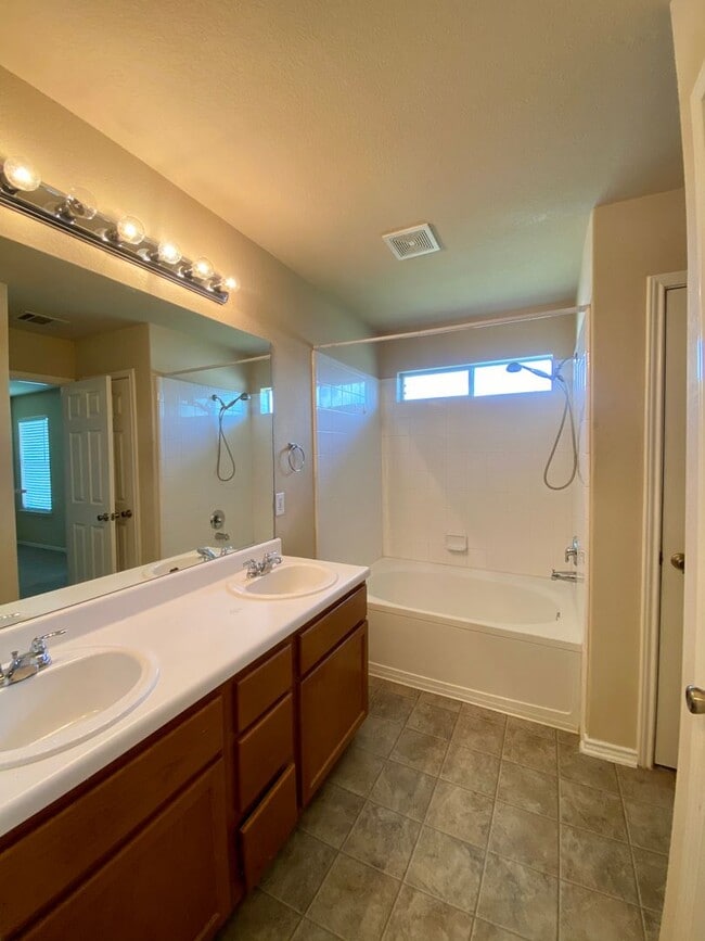 Building Photo - Charming New Braunfels Home Available for Immediate Move In