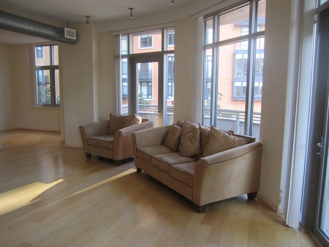 Building Photo - 811 4th St NW