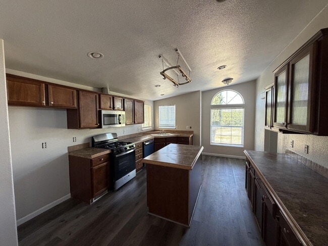 Building Photo - Country Living in this 4x2 Home